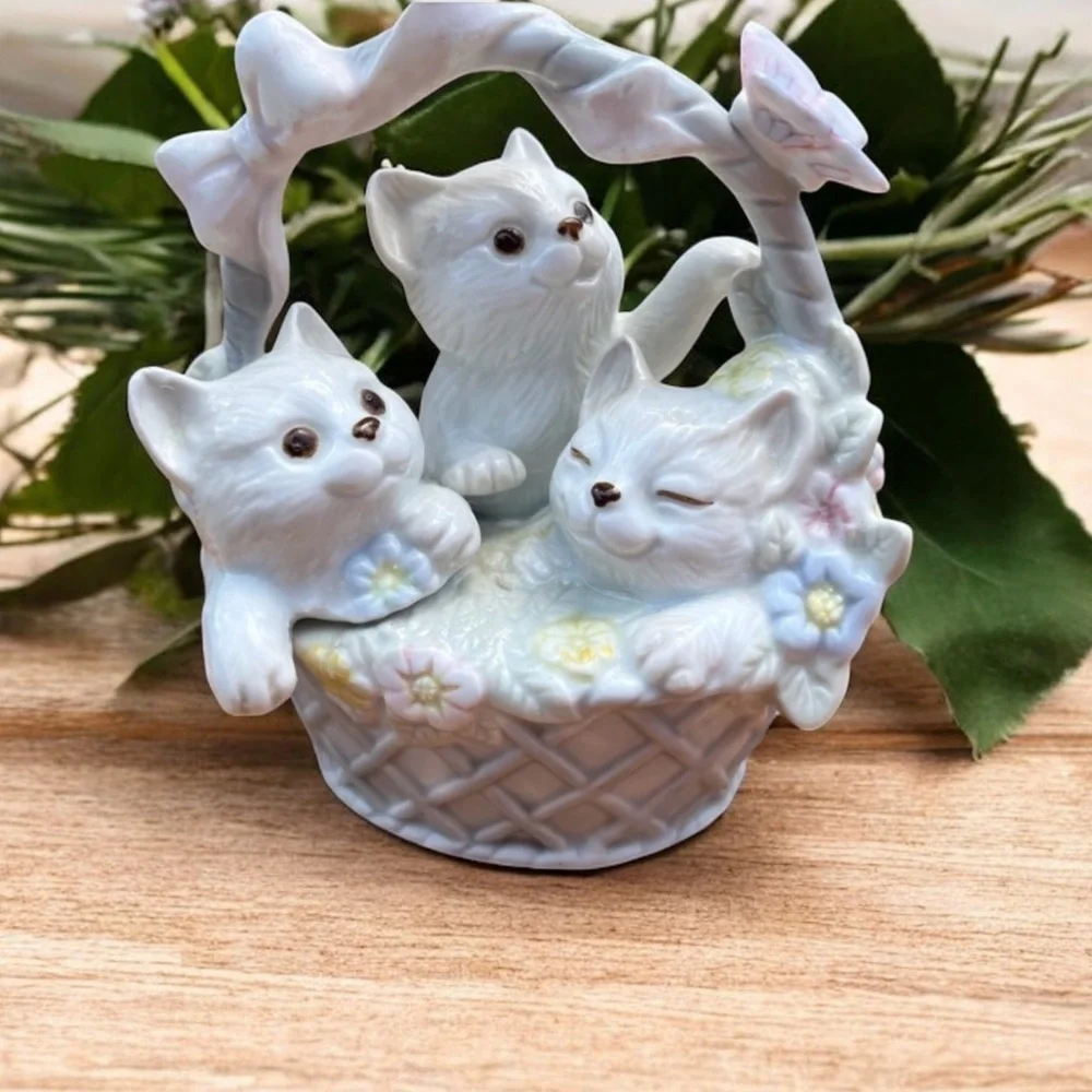 3 Kitty cats in basket porcelain Figurine vintage Collectible Decorative - Picture 2 of 9